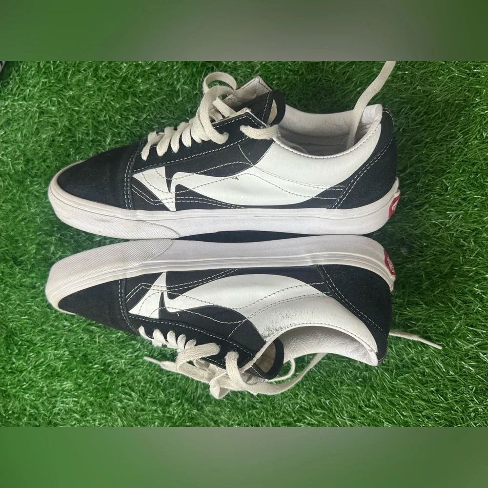 Vans Unisex Black and White Sneakers Size‎ M-7.5 W-9.0